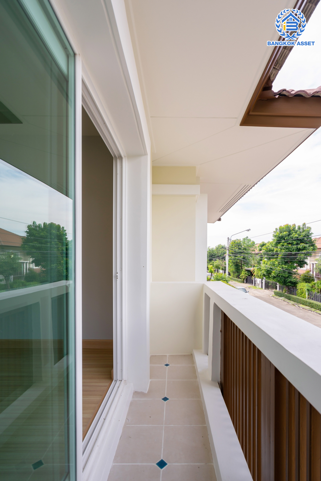 บ้านมือสองตกแต่งใหม่ ม.เดอะเซนโทร วัชรพล บ้านเดี่ยวจากแบรนด์ AP เนื้อที่ 56 ตร.ว. ฟังก์ชัน 3 ห้องนอน 3 ห้องน้ำ จอดรถได้ 2 คัน Facilities ครบครัน บนทำเลเชื่อมต่อหลายเส้นทาง ถ.รามอินทรา ถ.สายไหม และ ถ.พหลโยธิน ใกล้สนามบินดอนเมือง ทางด่วน "รามอินทรา" และรถไฟฟ้าสายสีเขียว "สถานีคูคต"